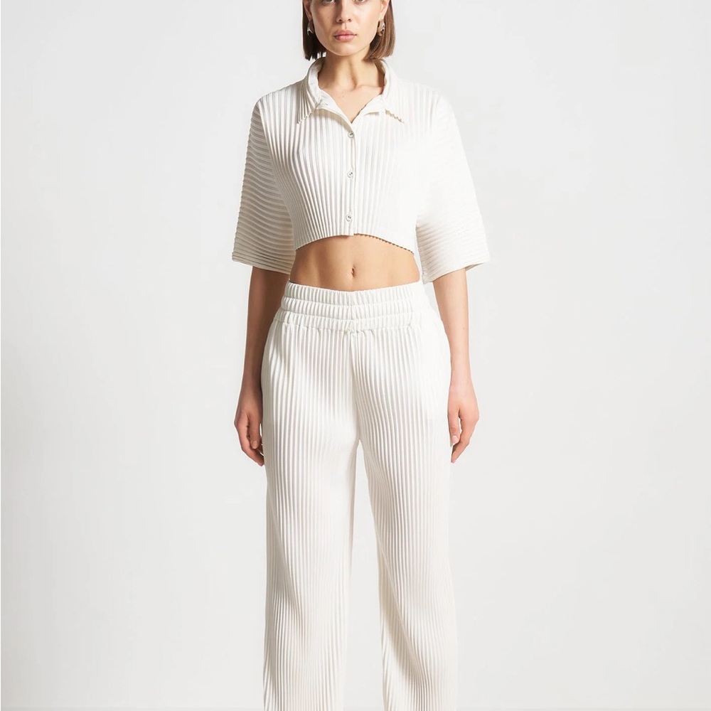 🚫 SOLD 🚫 Chic White Ribbed Two-Piece Set